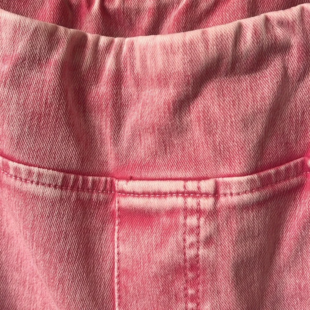 New, no tags, Belle by Kim Gravel pink acid washed cropped jeans! - Picture 3 of 4